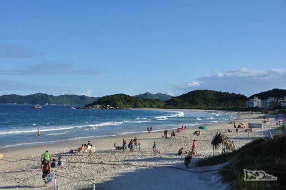 No fim de tarde, chegando à praia de Quatro Ilhas, em Bombinhas, litoral de Santa Catarina